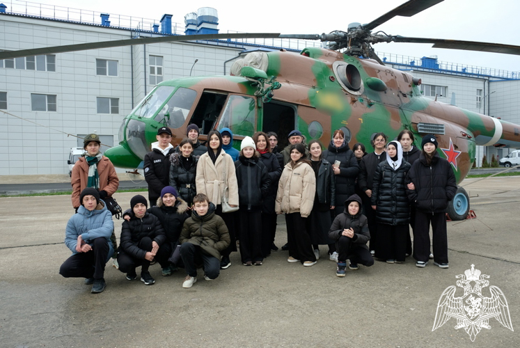 В Дагестане росгвардейцы поздравили учащихся профильных классов с наступающим Новым годом