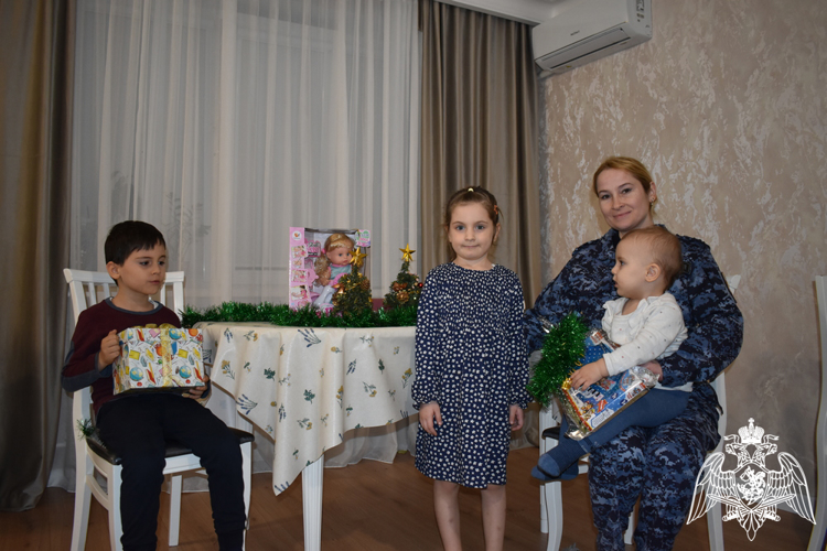 Росгвардейцы поздравили с Новым годом семьи погибших коллег в Дагестане