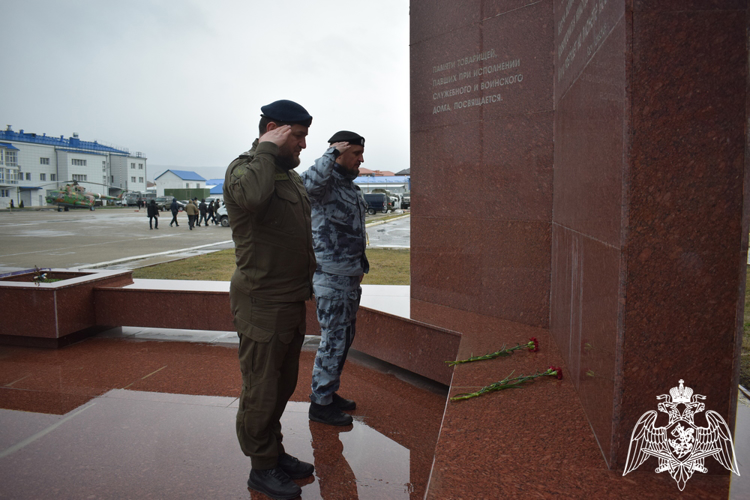В Дагестане росгвардейцы почтили память боевых товарищей, погибших в ходе трагических событий 1996 года