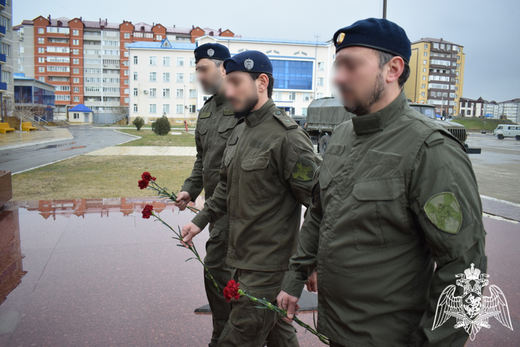 В Дагестане росгвардейцы почтили память боевых товарищей, погибших в ходе трагических событий 1996 года