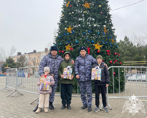 Росгвардейцы поздравили с Новым годом семьи погибших коллег в Дагестане