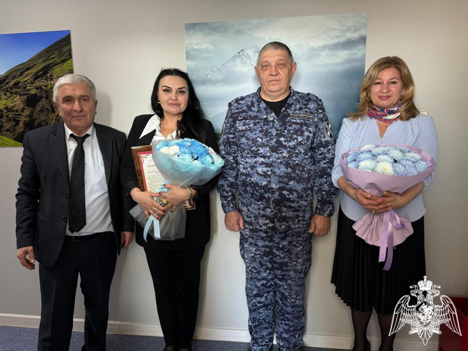 В Дагестане росгвардейцы поздравили журналистов с Днем российской печати 