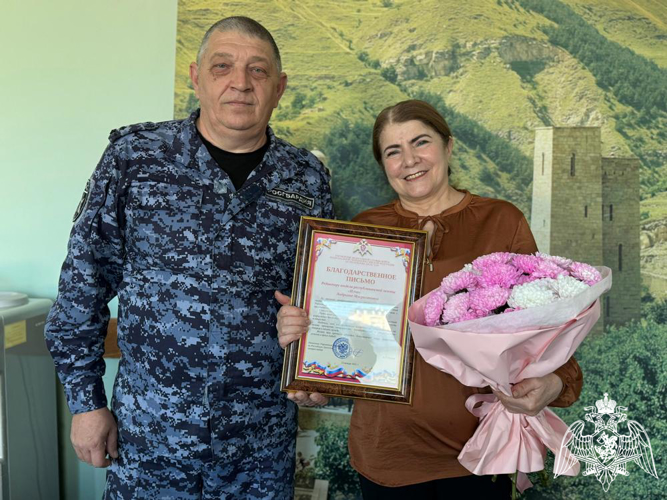 В Дагестане росгвардейцы поздравили журналистов с Днем российской печати 