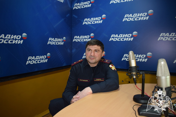 В Дагестане офицер Росгвардии рассказал радиослушателям о работе подразделений лицензионно-разрешительной работы