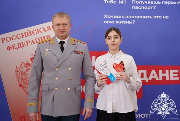 Командир махачкалинского соединения Росгвардии вручил паспорта школьникам