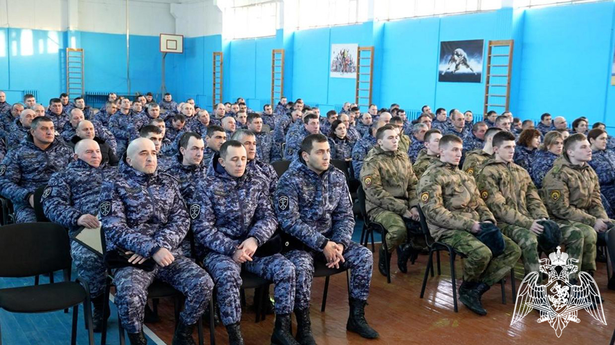 Мэр Махачкалы поздравил росгвардейцев с Днем защитника Отечества