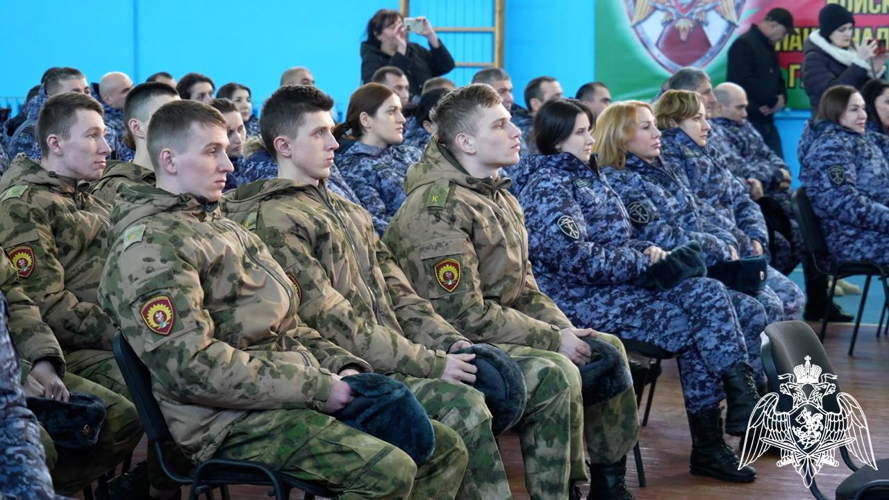Мэр Махачкалы поздравил росгвардейцев с Днем защитника Отечества