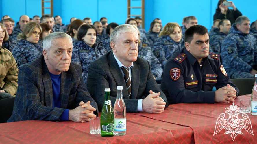 Мэр Махачкалы поздравил росгвардейцев с Днем защитника Отечества