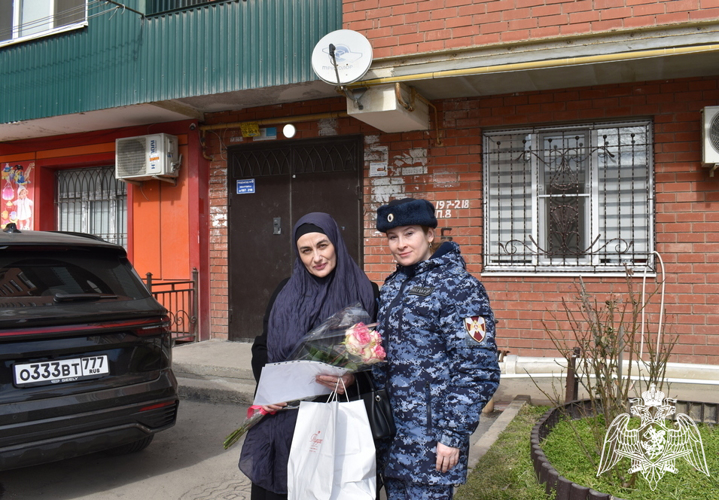 В Дагестане росгвардейцы поздравили матерей и вдов погибших коллег с Международным женским днем