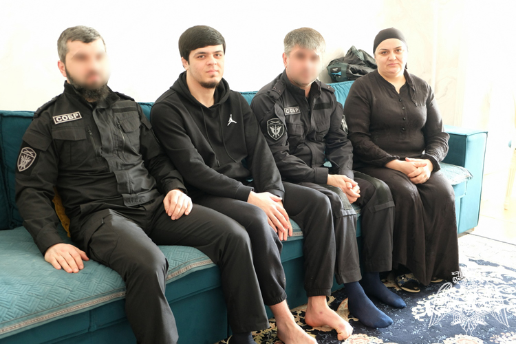 В Дагестане росгвардейцы поздравили матерей и вдов погибших коллег с Международным женским днем