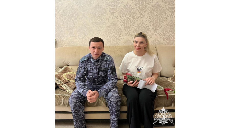 В Дагестане росгвардейцы поздравили матерей и вдов погибших коллег с Международным женским днем