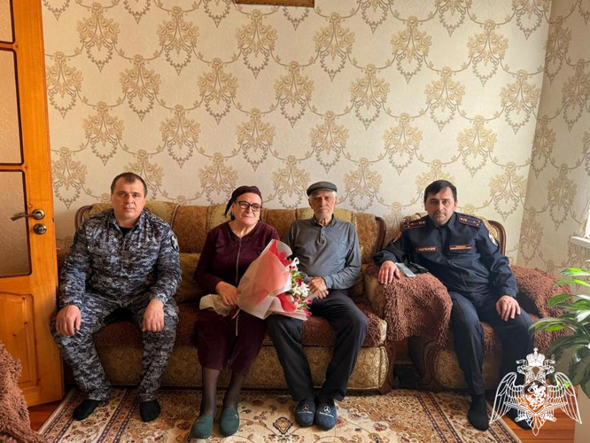 В Дагестане росгвардейцы поздравили матерей и вдов погибших коллег с Международным женским днем