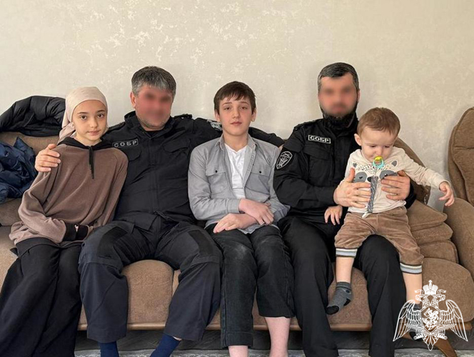 В Дагестане росгвардейцы поздравили матерей и вдов погибших коллег с Международным женским днем