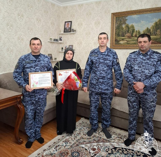 В Дагестане росгвардейцы поздравили матерей и вдов погибших коллег с Международным женским днем
