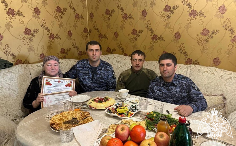 В Дагестане росгвардейцы поздравили матерей и вдов погибших коллег с Международным женским днем