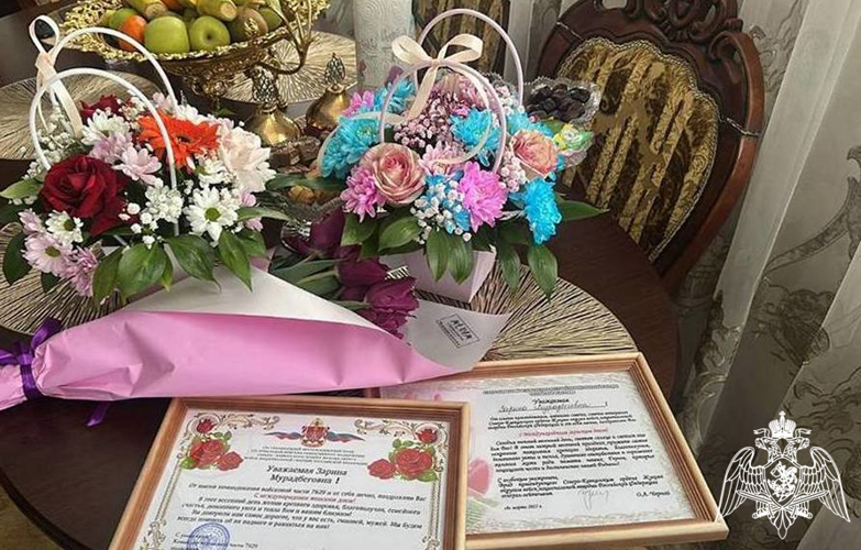 В Дагестане росгвардейцы поздравили матерей и вдов погибших коллег с Международным женским днем