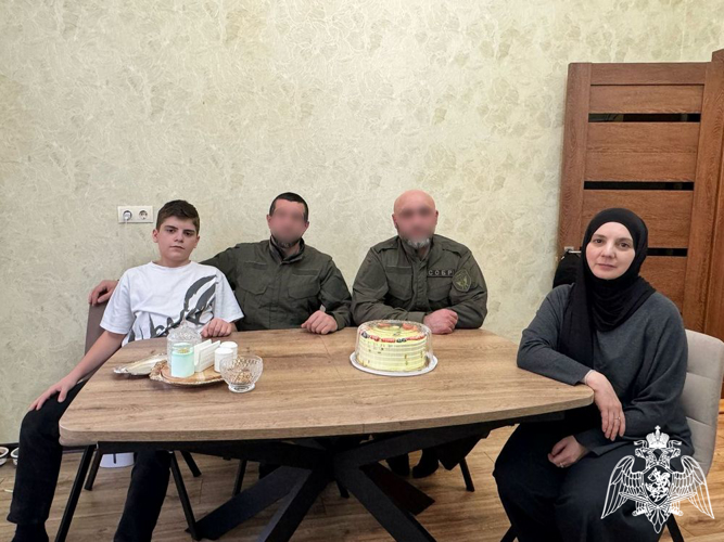 В Дагестане росгвардейцы поздравили матерей и вдов погибших коллег с Международным женским днем