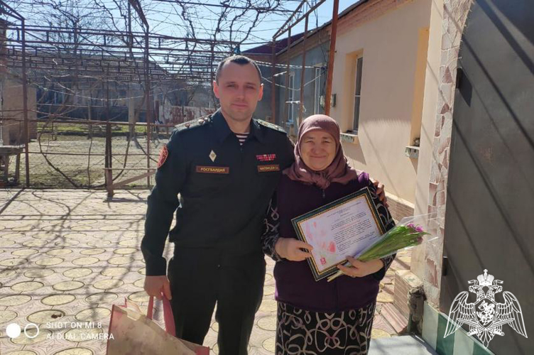 В Дагестане росгвардейцы поздравили матерей и вдов погибших коллег с Международным женским днем