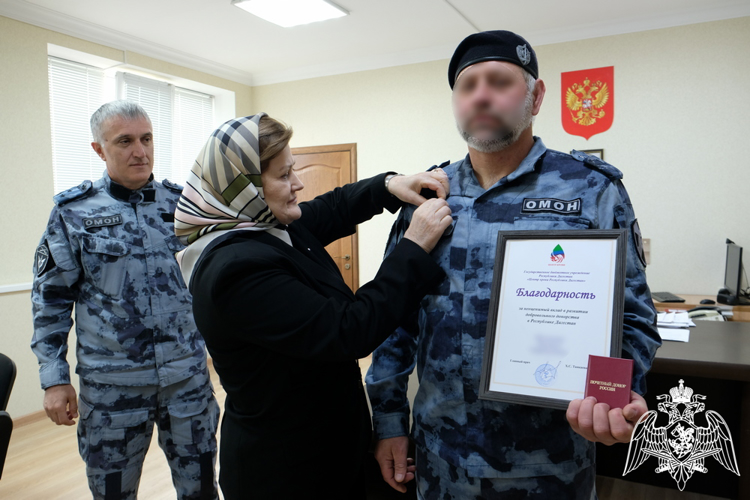 Росгвардейцы Дагестана удостоены званий почетных доноров России