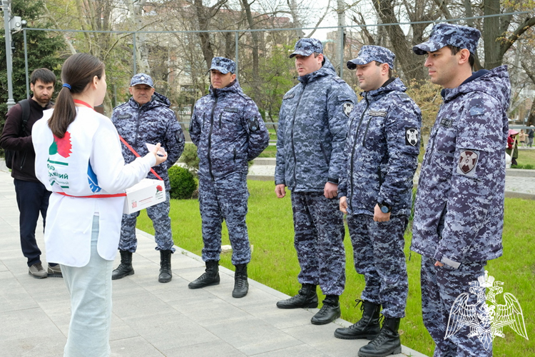 В Дагестане росгвардейцы приняли участие в благотворительной акции «Красная гвоздика»