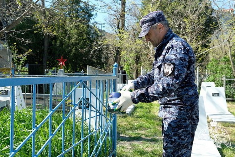 В Дагестане росгвардейцы приняли участие в благоустройстве воинских захоронений