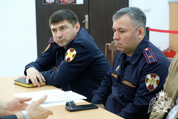 Вопросы обеспечения безопасности в период майских праздников в Дагестане обсудили на круглом столе в Центре лицензионно-разрешительной работы Росгвардии 
