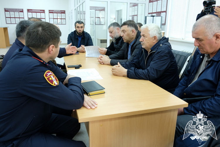 Вопросы обеспечения безопасности в период майских праздников в Дагестане обсудили на круглом столе в Центре лицензионно-разрешительной работы Росгвардии 