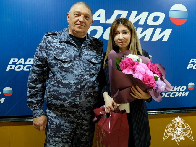 В Дагестане росгвардейцы поздравили ведущую ведомственной радиорубрики с профессиональным праздником