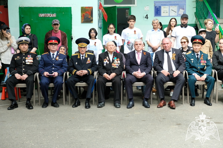 В Дагестане росгвардейцы провели персональный парад для ветерана Великой Отечественной войны