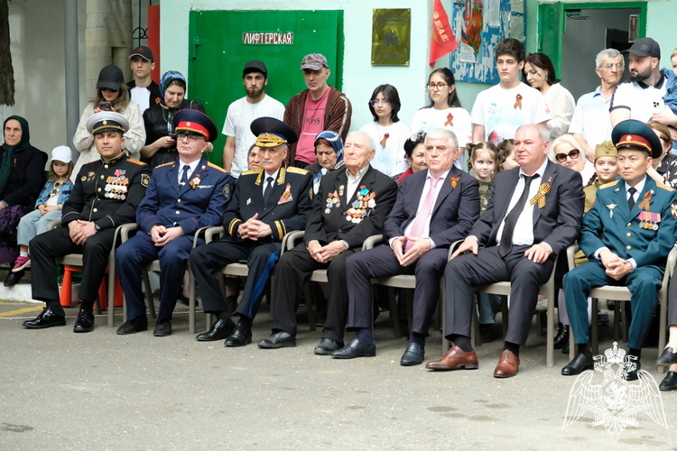 В Дагестане росгвардейцы провели персональный парад для ветерана Великой Отечественной войны
