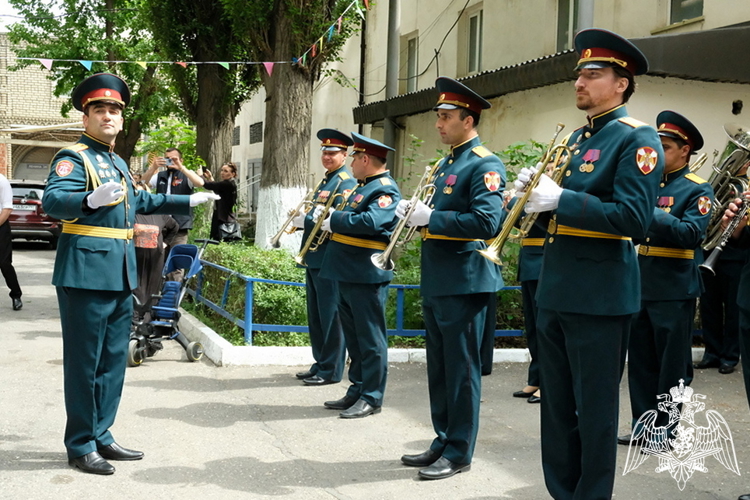 В Дагестане росгвардейцы провели персональный парад для ветерана Великой Отечественной войны