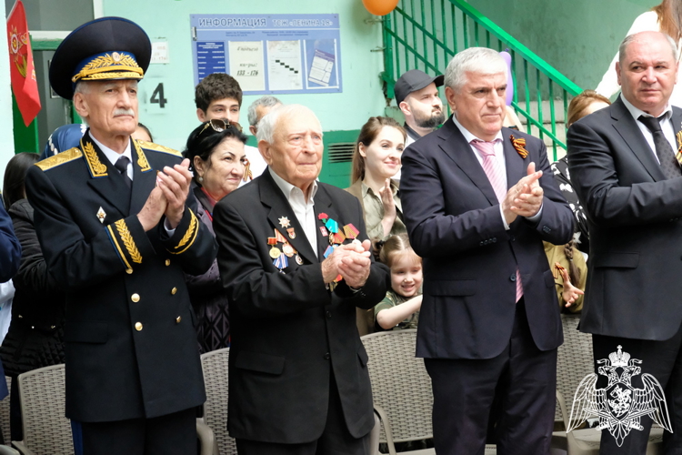 В Дагестане росгвардейцы провели персональный парад для ветерана Великой Отечественной войны