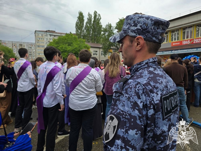 Росгвардейцы обеспечили безопасность во время Последних звонков в Дагестане 