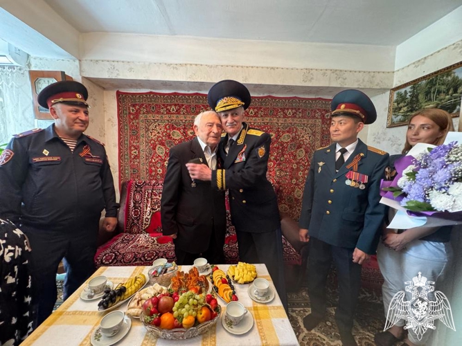 В Дагестане росгвардейцы провели персональный парад для ветерана Великой Отечественной войны
