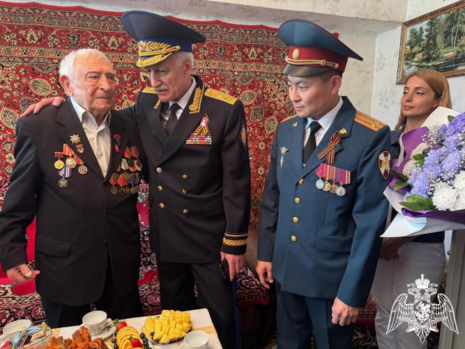 В Дагестане росгвардейцы провели персональный парад для ветерана Великой Отечественной войны