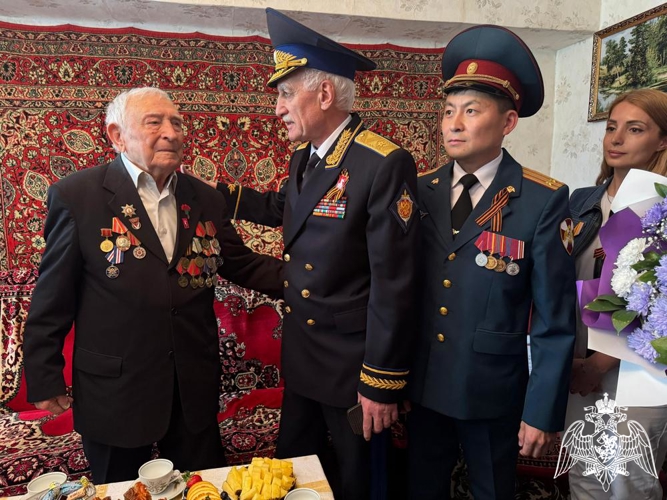 В Дагестане росгвардейцы провели персональный парад для ветерана Великой Отечественной войны
