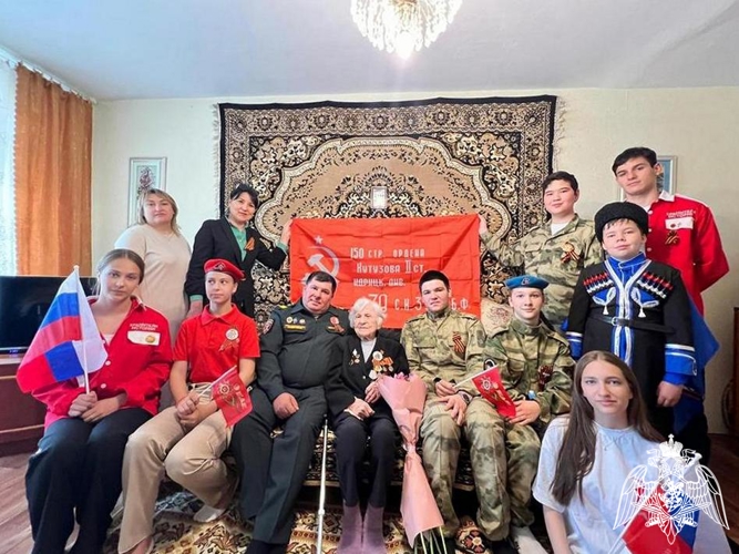Росгвардейцы в Дагестане поздравили вдову участника Великой Отечественной войны с наступающим Днем Победы 