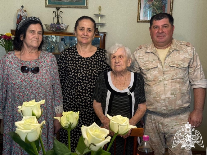В Дагестане военнослужащие Росгвардии поздравили с 99-летием труженицу тыла