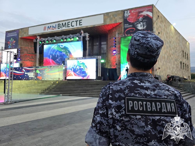 Росгвардейцы обеспечили правопорядок на праздновании Дня Конституции Республики Дагестан