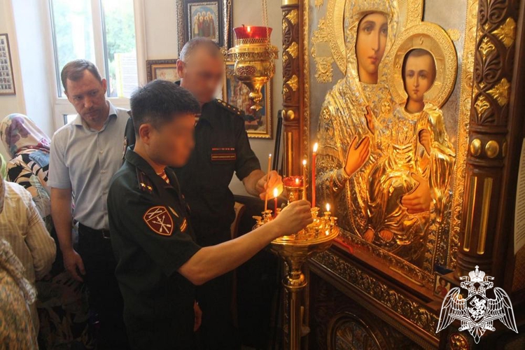 Военнослужащие махачкалинского соединения Росгвардии приняли участие в праздничных богослужениях
