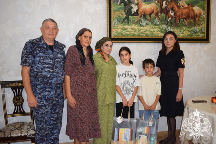 Росгвардейцы в Дагестане помогли собрать в школу детей погибших боевых товарищей