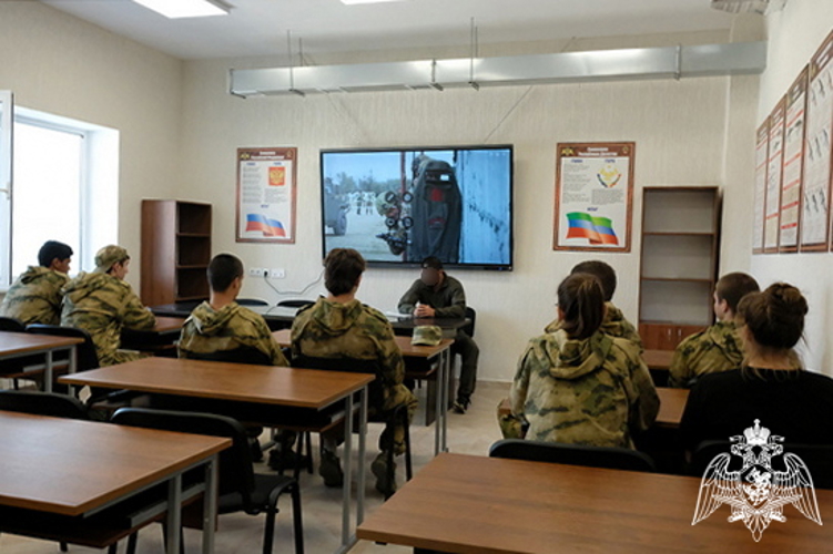 В Дагестане росгвардейцы оказали помощь студентам в подготовке к военно-патриотической игре «Зарница 2.0»