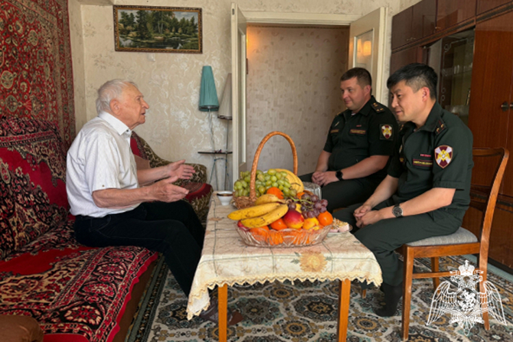 В Дагестане росгвардейцы поздравили с 98-летием ветерана Великой Отечественной войны