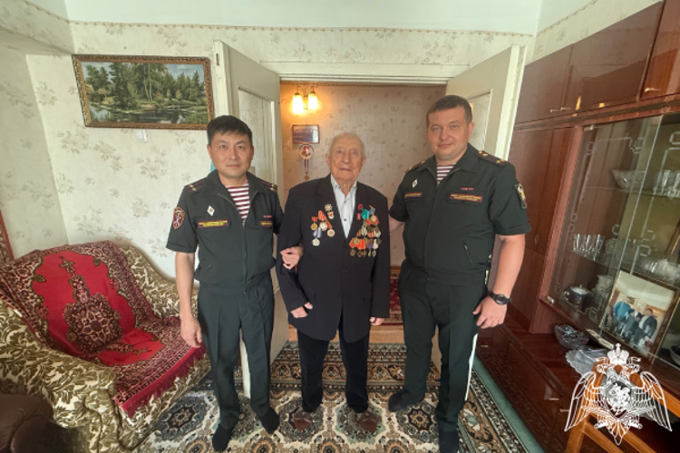 В Дагестане росгвардейцы поздравили с 98-летием ветерана Великой Отечественной войны