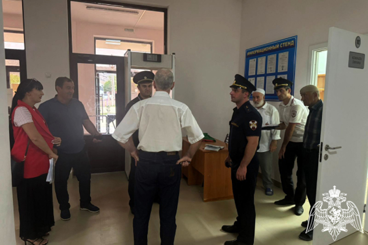 В Дагестане росгвардейцы проверяют безопасность образовательных учреждений перед началом учебного года