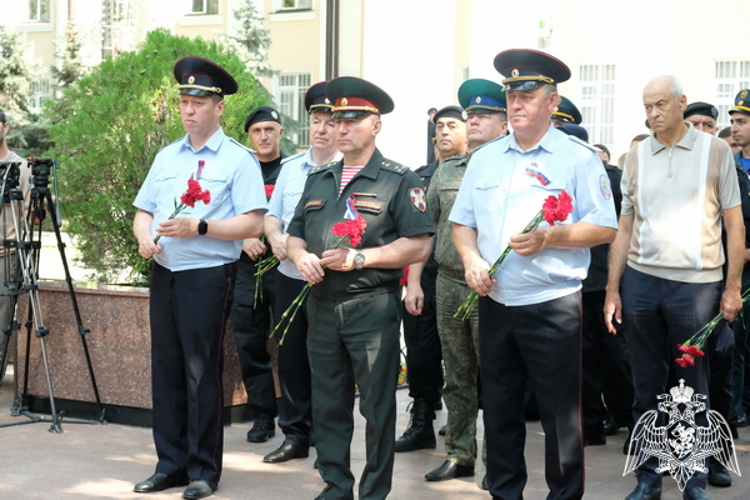 В Дагестане росгвардейцы почтили память коллег, погибших при исполнении служебного долга