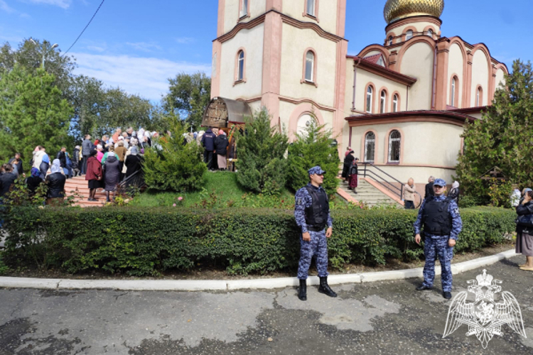 Росгвардейцы обеспечили безопасность проведения Крестного хода в Дагестане