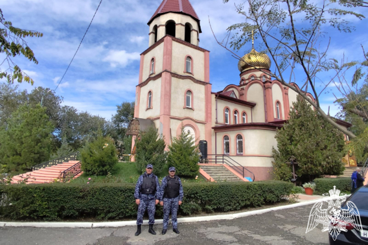 Росгвардейцы обеспечили безопасность проведения Крестного хода в Дагестане