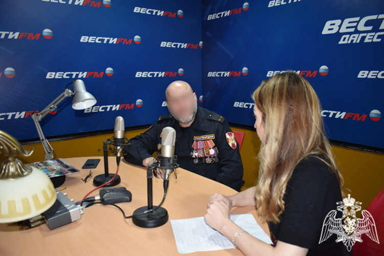 Офицер Росгвардии стал гостем дагестанского радио