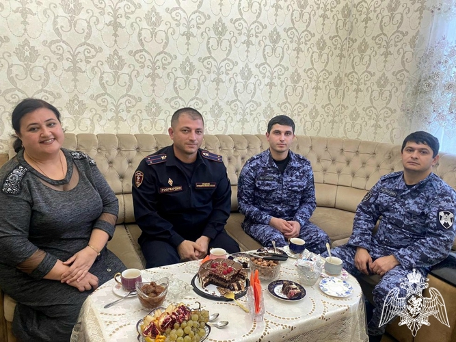 В Дагестане сотрудники вневедомственной охраны Росгвардии навестили семьи погибших коллег